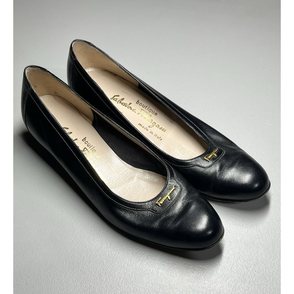 Salvatore Ferragamo Leather Pumps Heels 8 AAA Black Gold Script Logo Slip On - Picture 1 of 12